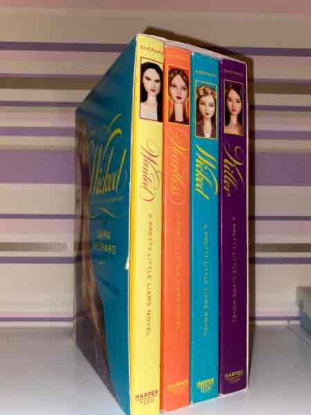Pretty Little Liars box set 