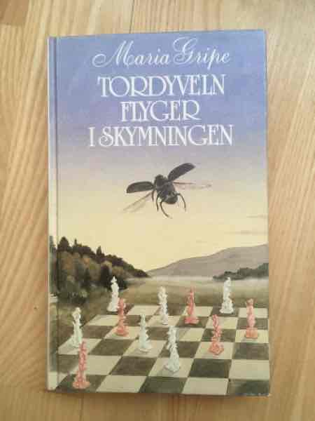 Tordyveln flyger i skymningen 