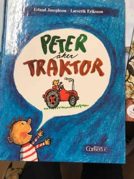 Peter åker traktor 