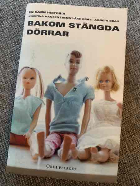 Bakom stängda dörrar